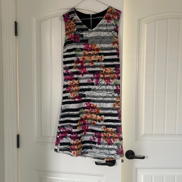 Semi-fitted dress, lined, zipper up the back - Picture 2 of 2